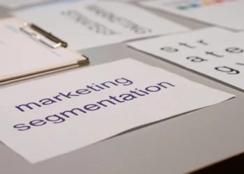 SMUK modellen - market segmentation skrevet med blyant på hvidt papir