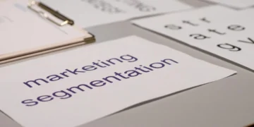 SMUK modellen - market segmentation skrevet med blyant på hvidt papir