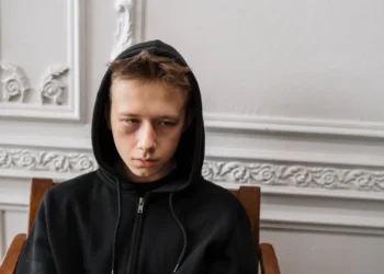 Ung mand med sorter rander under øjenene ser skræmmende ud som udtryk for sociopati