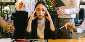 Bureaukrati - det nødvendige onde kvinde omringet af kolleger