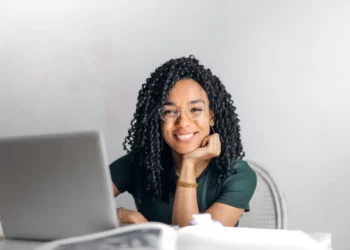 LEAN - her smilende ung kvinde som synonym for principperne i LEAN