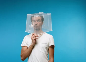 Mand står med IKEA-kasse over hovedet og gemmer sig som i konfliktsky ledelse