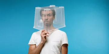 Mand står med IKEA-kasse over hovedet og gemmer sig som i konfliktsky ledelse