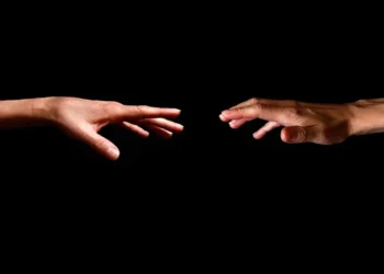 Distanceledelse to hænder forsøger at møde hinanden