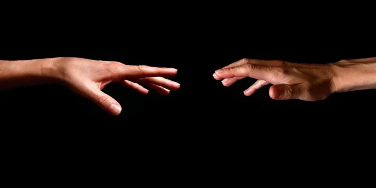 Distanceledelse to hænder forsøger at møde hinanden