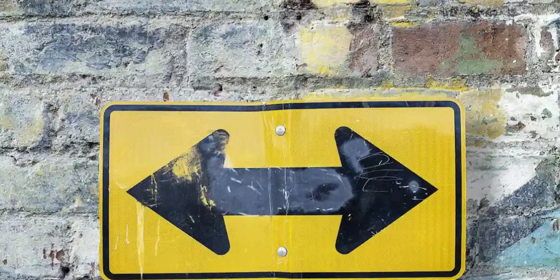 Gult skilt med sort pil i begge retninger som i lotteriledelse