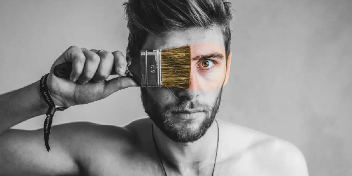 Krav til leder - sort/hvid billede af mand som maler sit ansigt med pensel