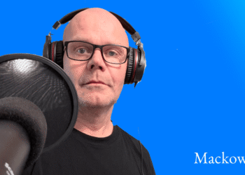 Nikolaj Mackowski med høretelefoner foran mikrofon som metafor for pattern recognition