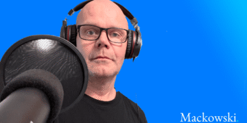 Nikolaj Mackowski med høretelefoner foran mikrofon som metafor for pattern recognition