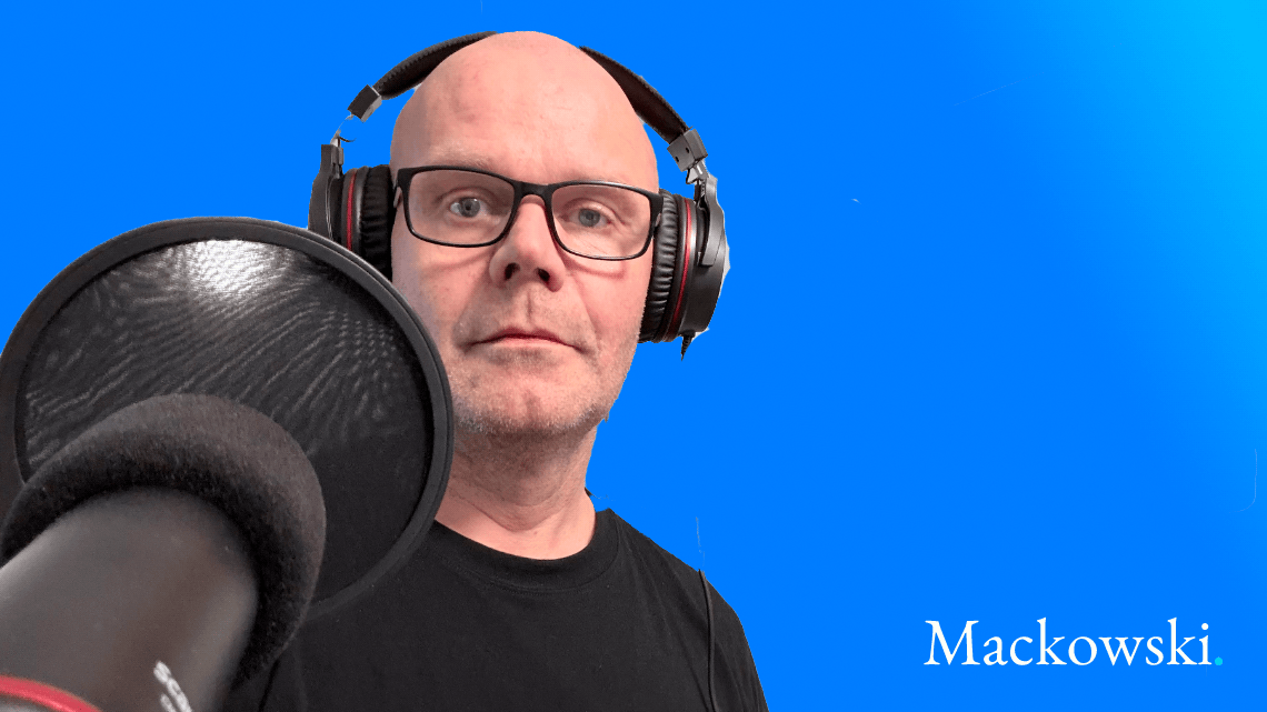 Nikolaj Mackowski med høretelefoner foran mikrofon som metafor for pattern recognition