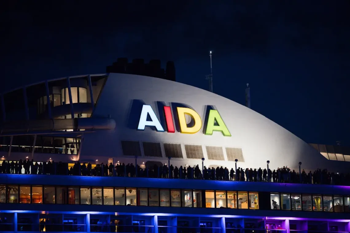 AIDA modellen - AIDA står skrevet på siden af oplyst bygning