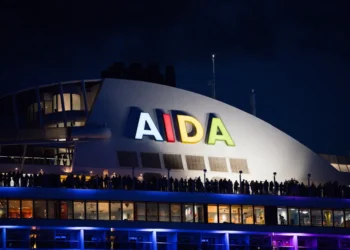 AIDA modellen - AIDA står skrevet på siden af oplyst bygning