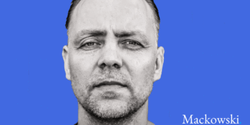 Dårligt arbejdsmiljø mand kigger neutralt ind i kameraet V2.1