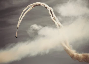 Double-loop learning i kontrast til single-loop fly laver single-loop