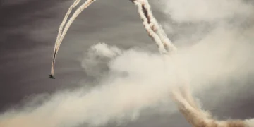 Double-loop learning i kontrast til single-loop fly laver single-loop