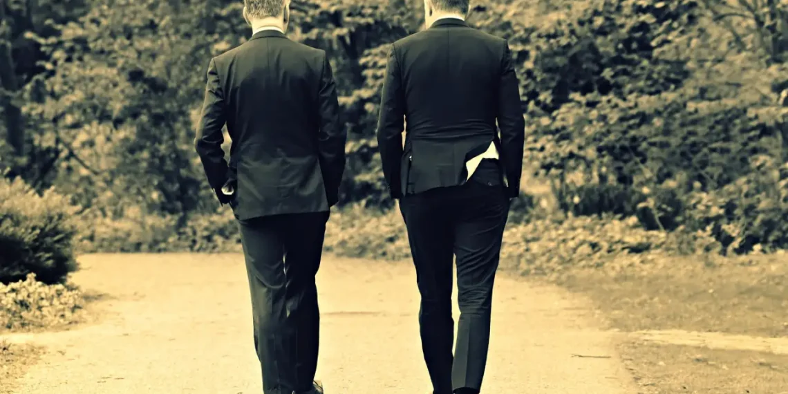 Feedbackkultur to mænd går nedad sti i park