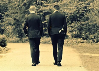 Feedbackkultur to mænd går nedad sti i park