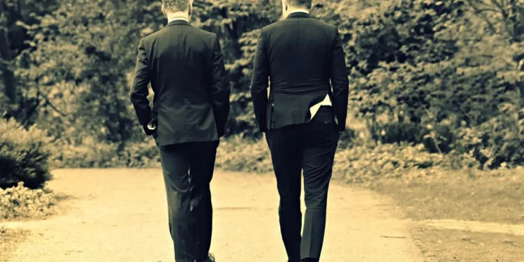 Feedbackkultur to mænd går nedad sti i park