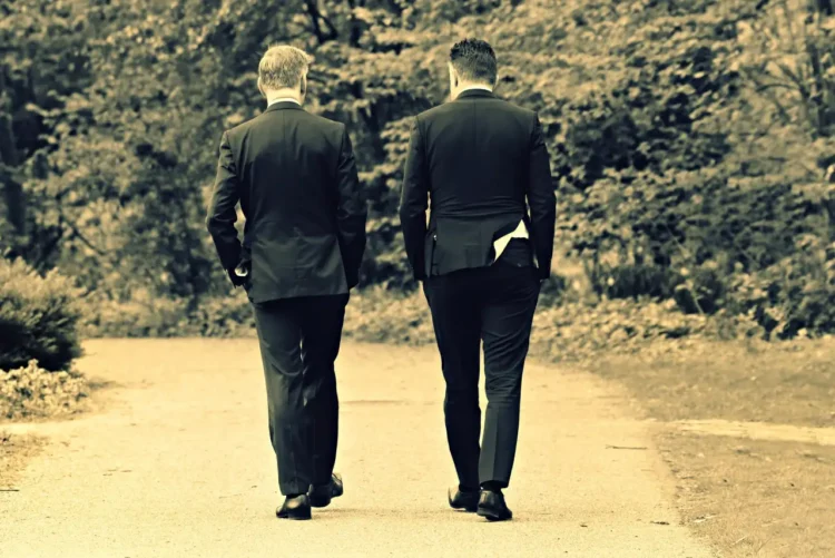 Feedbackkultur to mænd går nedad sti i park