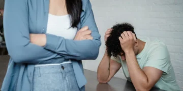 Gaslighting på arbejdspladsen - mand sidder med hovedet i hænderne fortvivlet