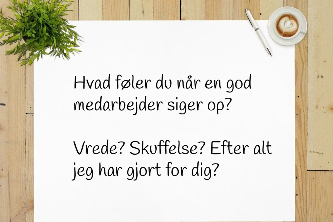 God medarbejder siger op - føler du vrede? Skuffelse? skrevet på hvidt papir.