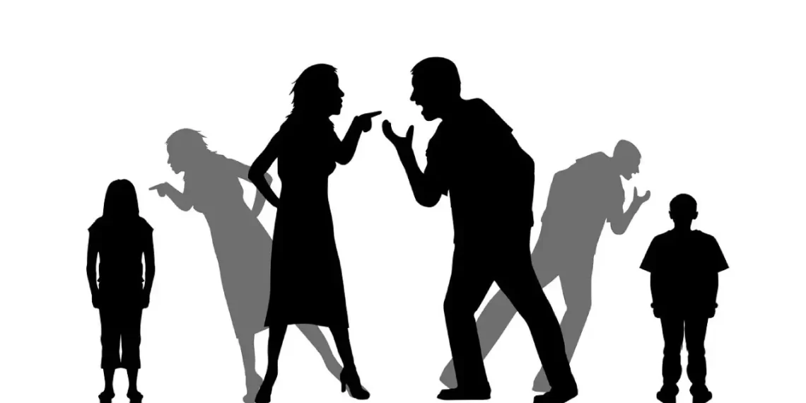 Konflikthåndtering skygger af uenige mennesker på hvid baggerund