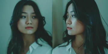 Kvinde kigger på sit eget spejlbillede og har psykologisk tryghed