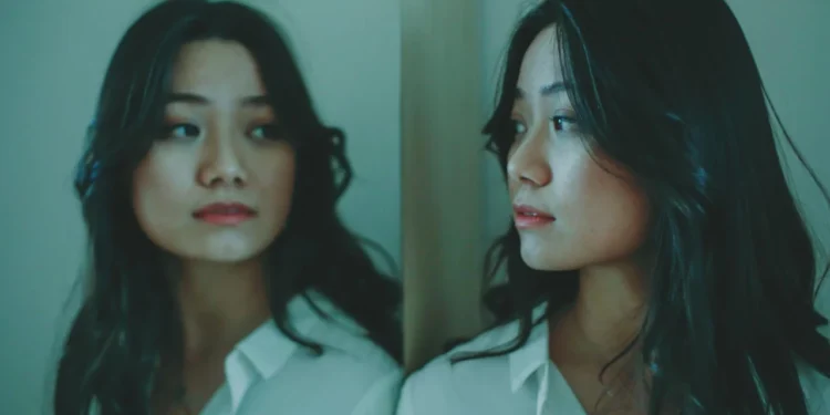 Kvinde kigger på sit eget spejlbillede og har psykologisk tryghed