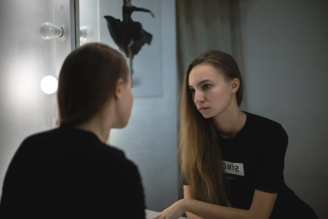 Kvinde ser sit eget spejlbillede som udtryk for den psykologiske kontrakt.