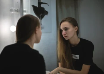 Kvinde ser sit eget spejlbillede som udtryk for den psykologiske kontrakt.