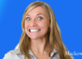 Kvinde smiler falskt som metafor for happy firing infografik