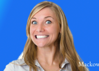 Kvinde smiler falskt som metafor for happy firing infografik