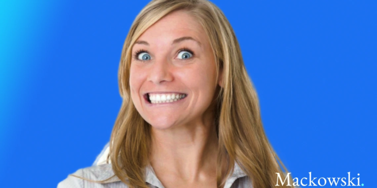 Kvinde smiler falskt som metafor for happy firing infografik