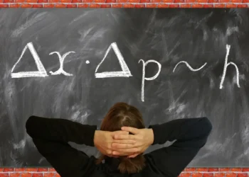 Ledelsesprincipper - mand kigger på tavle med matematik