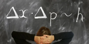 Ledelsesprincipper - mand kigger på tavle med matematik