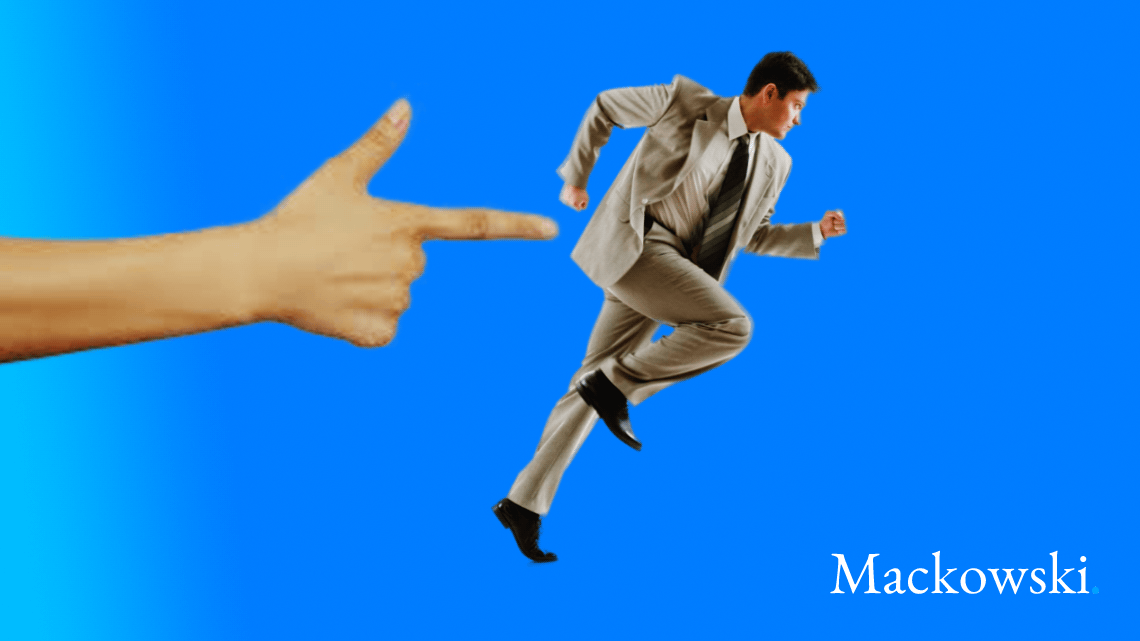 Leder Nikolaj Mackowskis komplette guide til nudging running man poiting finger