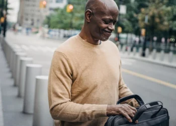 Mand kigger i sin computertaske som i tilidsbaseret ledelse