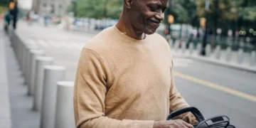 Mand kigger i sin computertaske som i tilidsbaseret ledelse