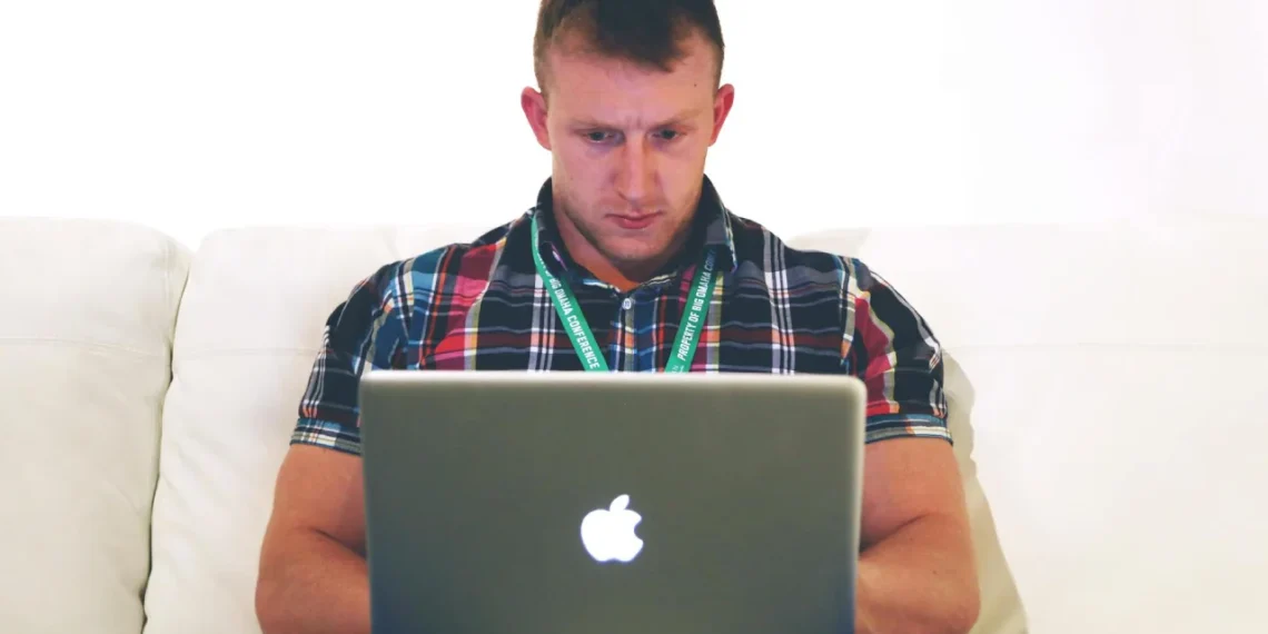 Mand sidder med MacBook og er ikke dunning-kruger-effekten