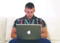 Mand sidder med MacBook og er ikke dunning-kruger-effekten
