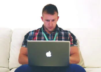 Mand sidder med MacBook og er ikke dunning-kruger-effekten