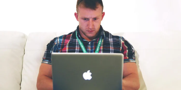 Mand sidder med MacBook og er ikke dunning-kruger-effekten