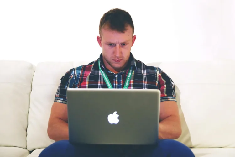 Mand sidder med MacBook og er ikke dunning-kruger-effekten