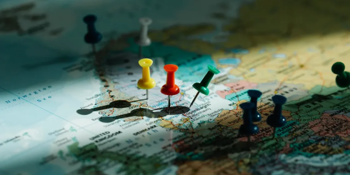 Nudging landkort med knappenåle som metafor for valgmuligheder
