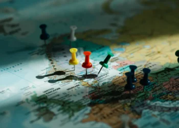 Nudging landkort med knappenåle som metafor for valgmuligheder