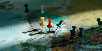 Nudging landkort med knappenåle som metafor for valgmuligheder