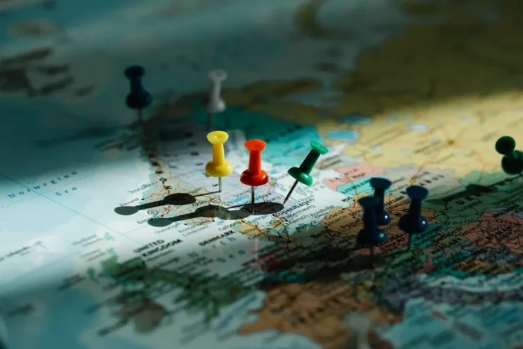 Nudging landkort med knappenåle som metafor for valgmuligheder