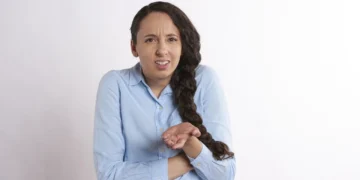 Ny chef - usikker kvinde er skeptisk og gestikulerer