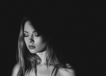 Quiet firing - kvinde i sort hvid med lukkede øjne