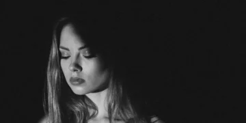 Quiet firing - kvinde i sort hvid med lukkede øjne